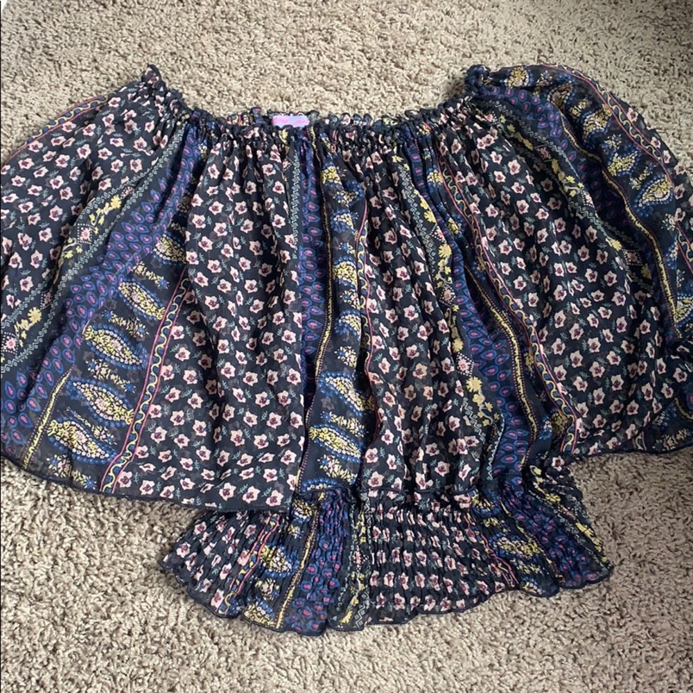 Flowy Blouse, Beautiful Design!! Size S.